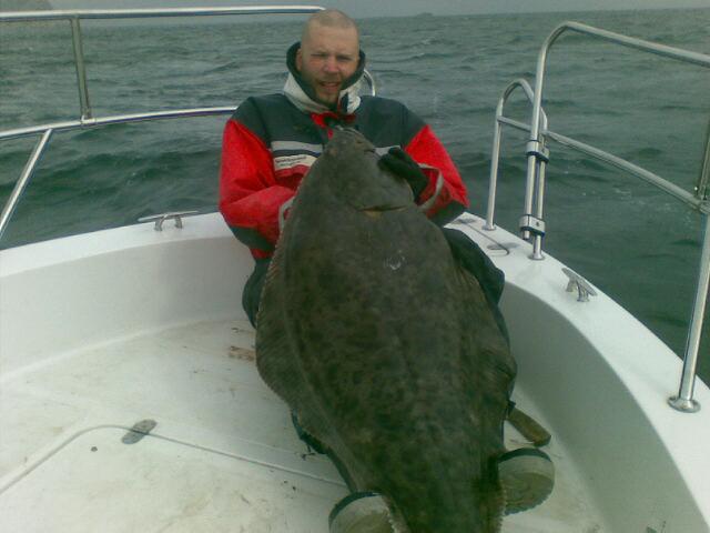 Mr Pahlberg med en 28,2 kilos hälleflundra över sig..